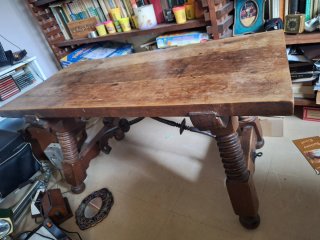 Mesa y banco rinconero de madera