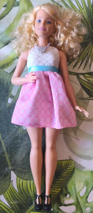 Muñeca Barbie con vestido rosa y blanco