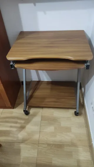 Mesa de ordenador con ruedas