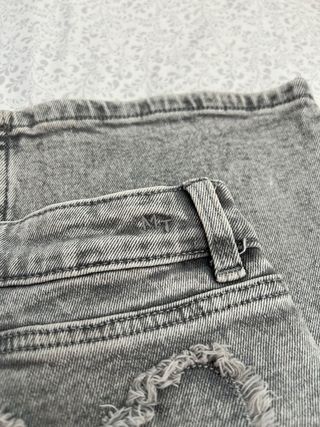 Pantalones grises con mariposa bordada