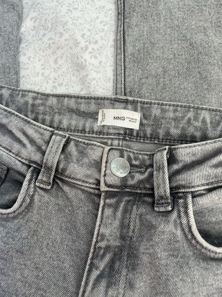 Pantalones grises con mariposa bordada