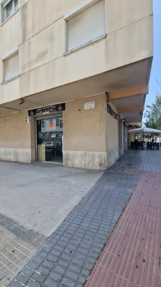 Se alquila local comercial esquinero de 54 m²