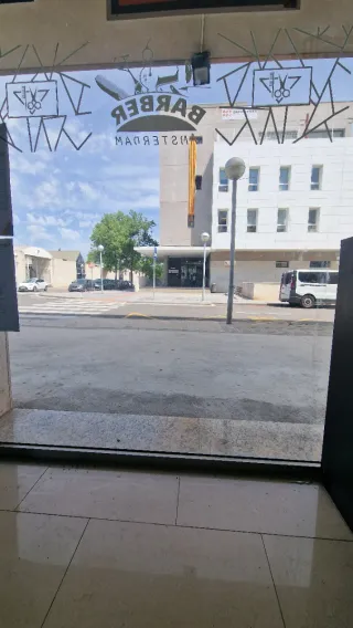 Se alquila local comercial esquinero de 54 m²