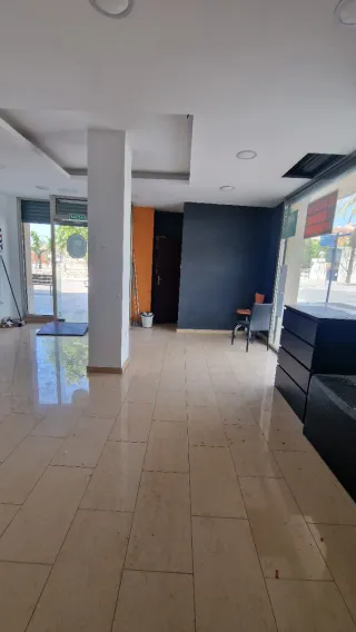 Se alquila local comercial esquinero de 54 m²