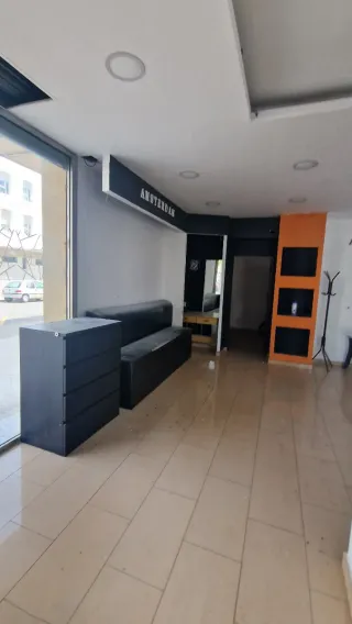 Se alquila local comercial esquinero de 54 m²