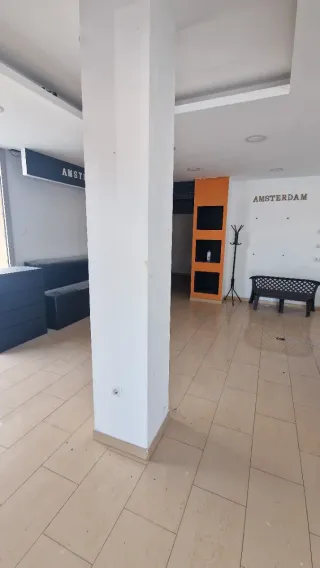 Se alquila local comercial esquinero de 54 m²