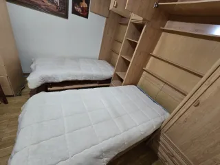 Armario de madera con 2 camas