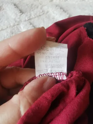 Camiseta escote pico con encaje