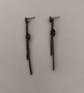 Pendientes largos con nudo