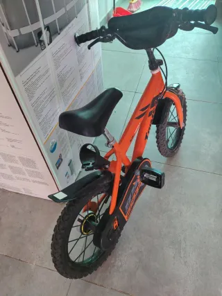 Bicicleta infantil naranja poco uso