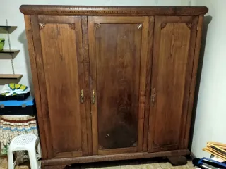 Armario de castaño antiguo