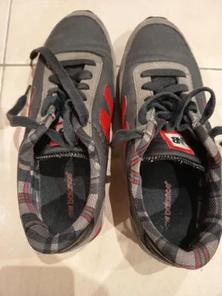 Tenis New Balance Grises y Rojas Poco Uso