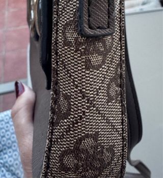 Bolso Bandolera Guess Marrón y Dorado