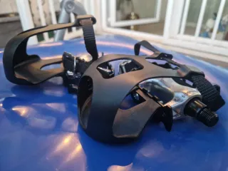 Pedales de bicicleta con correas