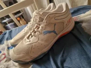 Zapatillas Puma grises y naranjas