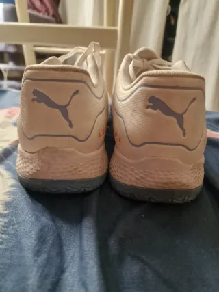 Zapatillas Puma grises y naranjas