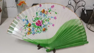 Abanico blanco con flores y verde