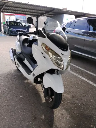 Maxi Scooter Blanca Automática