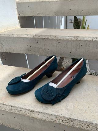 Zapatos verdes casuales con lazo.