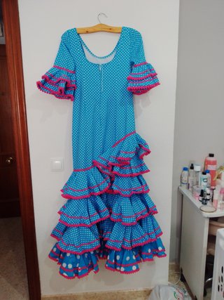 Traje de flamenca azul con volantes