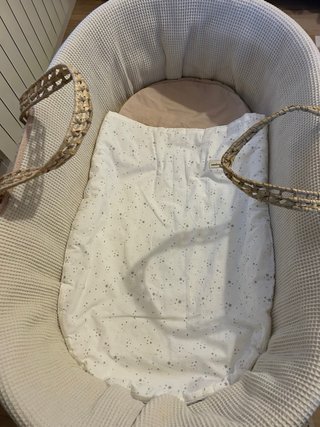 Minicuna de mimbre con ruedas
