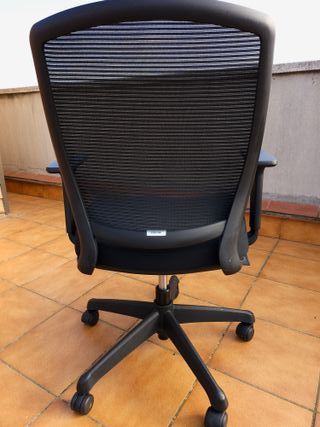 Silla de oficina negra con ruedas
