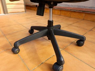 Silla de oficina negra con ruedas