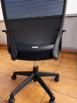 Silla de oficina negra con ruedas