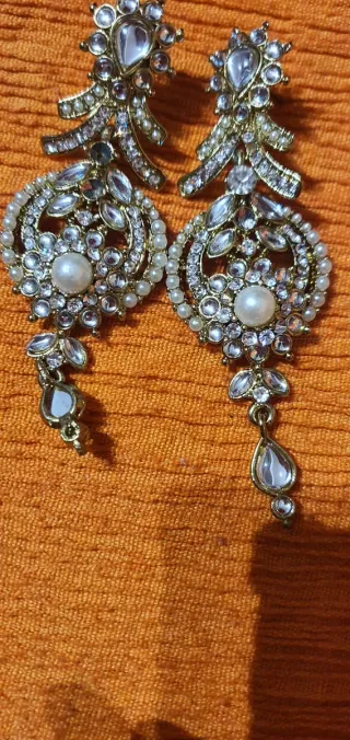 Pendientes dorados con perlas y pedrería
