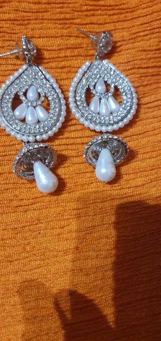 Pendientes dorados con perlas y pedrería