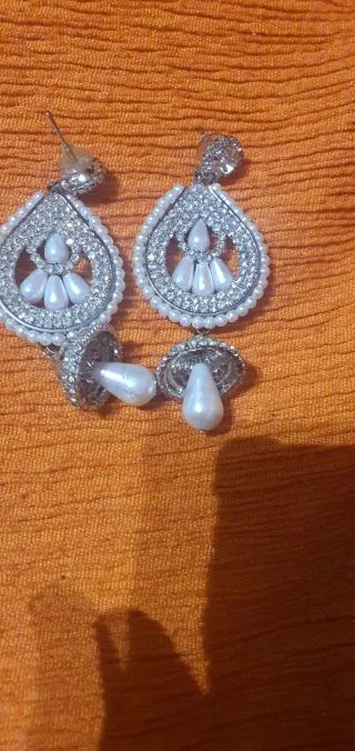 Pendientes dorados con perlas y pedrería