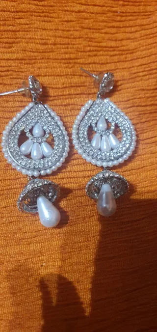 Pendientes dorados con perlas y pedrería