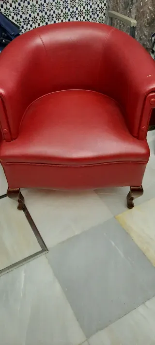 Butaca de piel burdeos