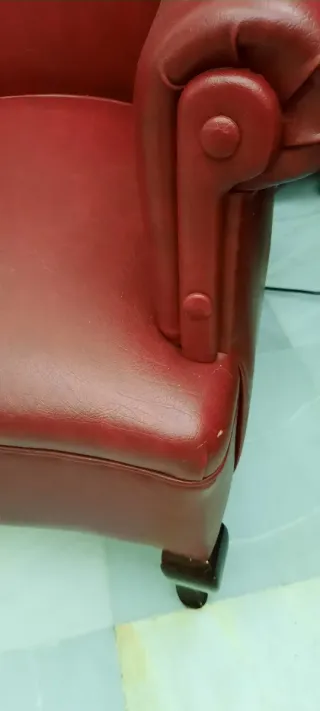 Butaca de piel burdeos