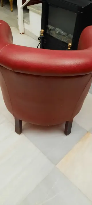 Butaca de piel burdeos