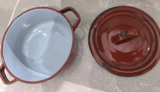 Olla antigua roja esmaltada