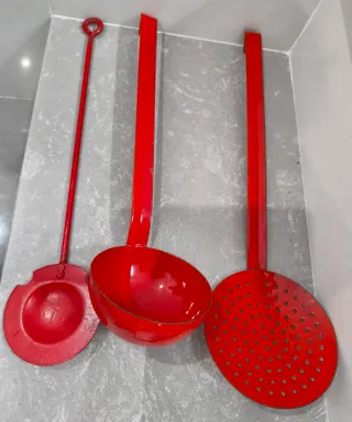 Olla antigua roja esmaltada