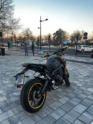 Yamaha MT-09 Negra y Dorada