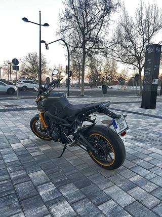 Yamaha MT-09 Negra y Dorada