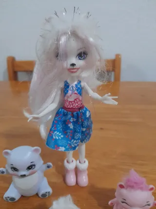 Muñeca Echamtimal con 3 figuras