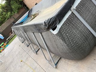 Piscina desmontable gris y negra
