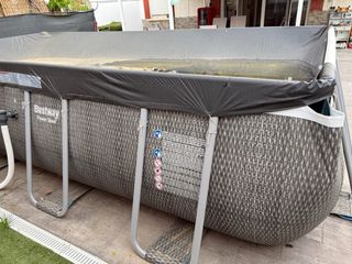 Piscina desmontable gris y negra