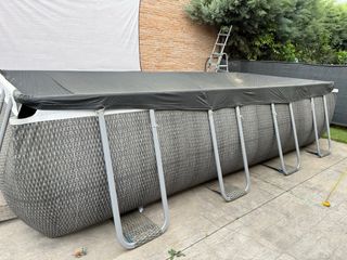 Piscina desmontable gris y negra