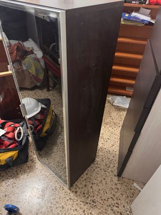 Armario con sus copas y puerta de cristal
