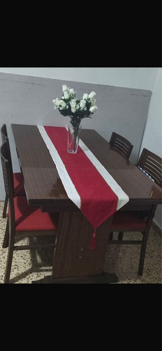 Armario con sus copas y puerta de cristal