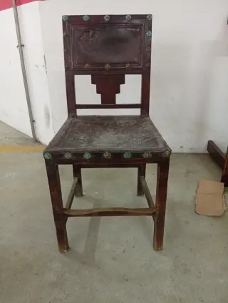 Silla antigua de madera.