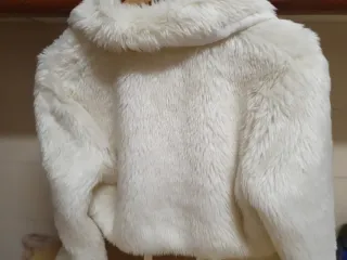 Elegante abrigo corto blanco