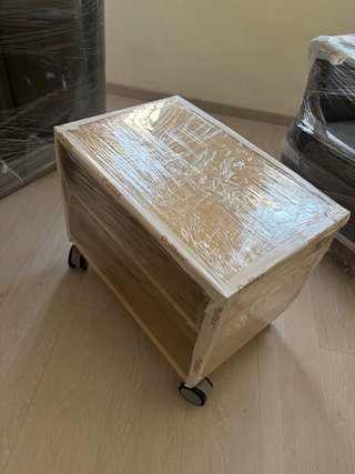 Mesa auxiliar de madera con ruedas