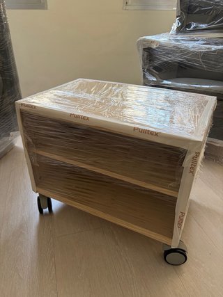 Mesa auxiliar de madera con ruedas