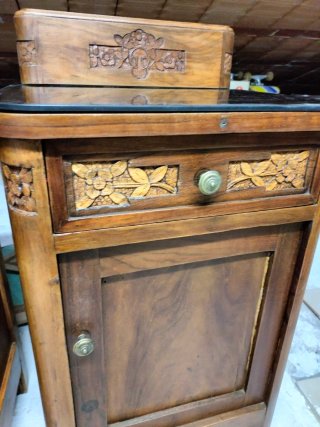 Comodino vintage in legno intagliato